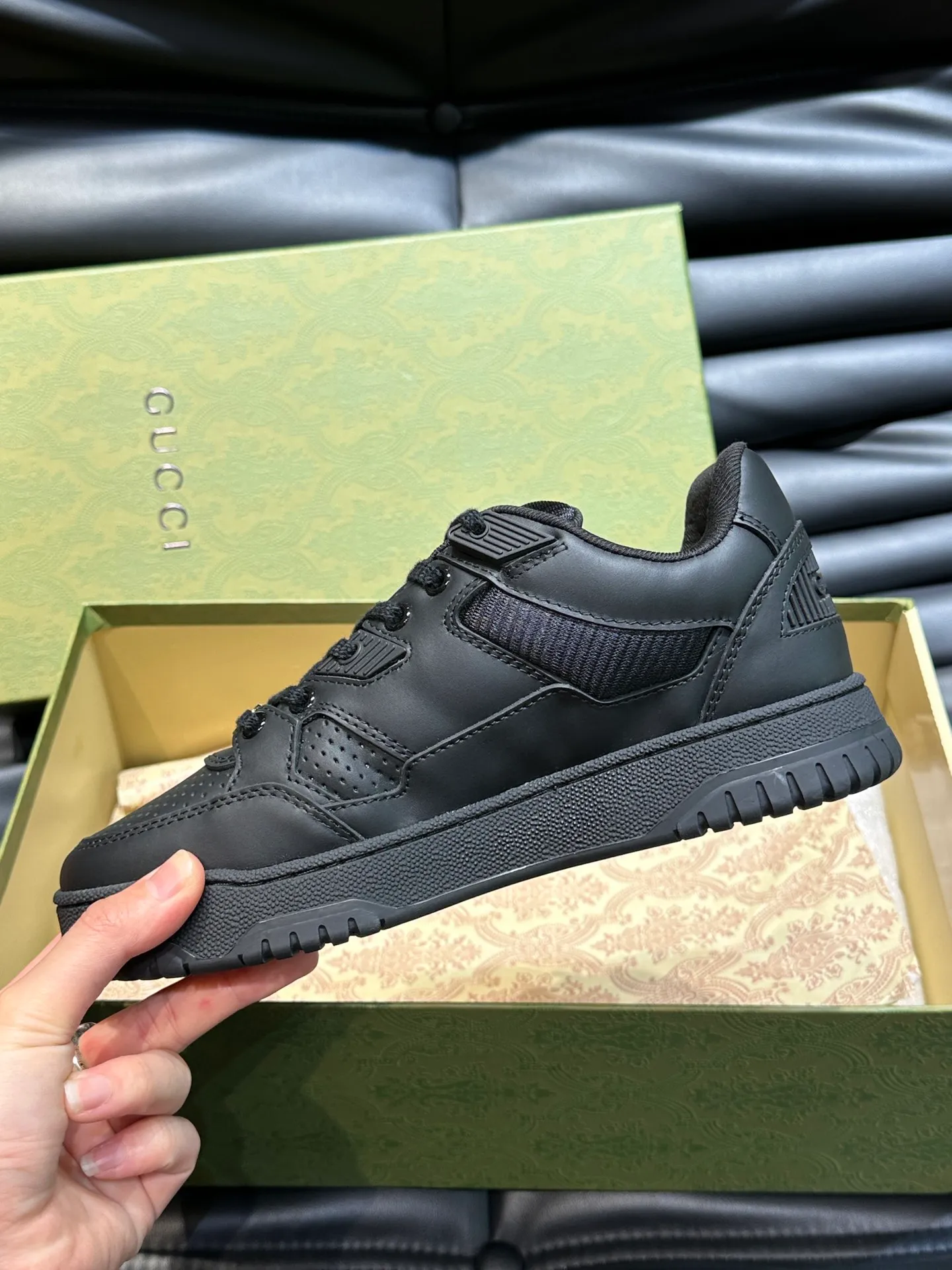 Men's shoes 💰p540 "GUCC*" New couple 👫 distressed effect sneakers, this low-top sneaker adopts a basketball-style silhouette design, cleverly integrated with hollow panels and distressed effects, showing its unique ingenuity. The ingenuity incorporates brand logo details such as interlocking Double G styling accessories and Gucci lettering, a low-key tribute to the brand's design heritage. A rubber non-slip outsole, inlays and embossed sole give the entire design a contemporary feel. Size: Female 35-39, Male 38-44